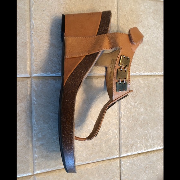 Me Too Wedge T Strap Sandals - Picture 2 of 3